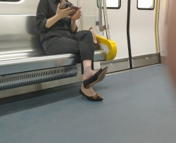 灰色短丝小少妇地铁玩鞋[01:26]