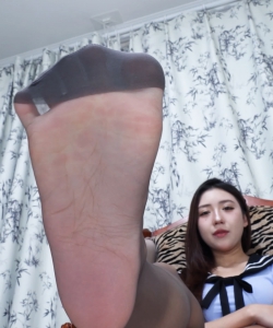 ��Sexy Asian Girls Feet��xiaoli-shows-her-.y-flexible-little-feet13-4k